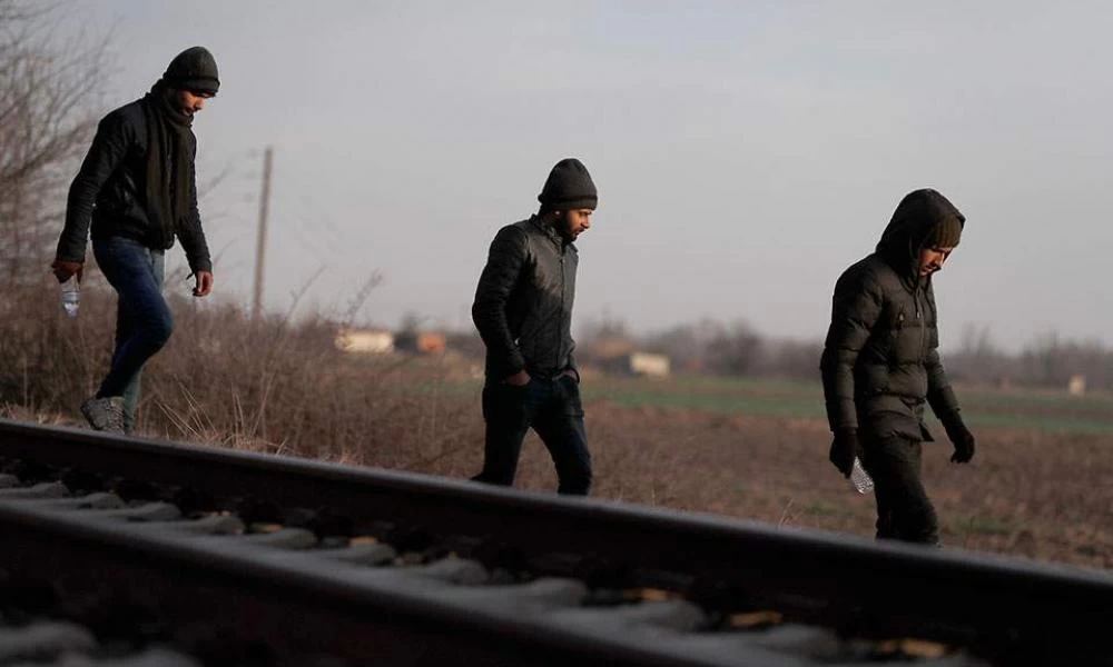 Βίντεο με διακινητή να καθοδηγεί μετανάστες στο Σιδηρώ Έβρου